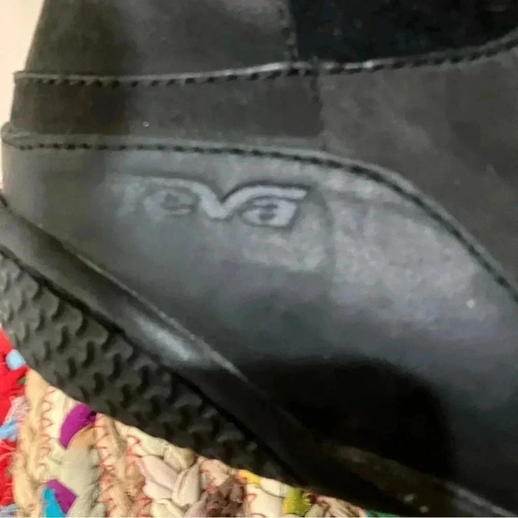 Teva black leather  boots - Picture 7 of 8
